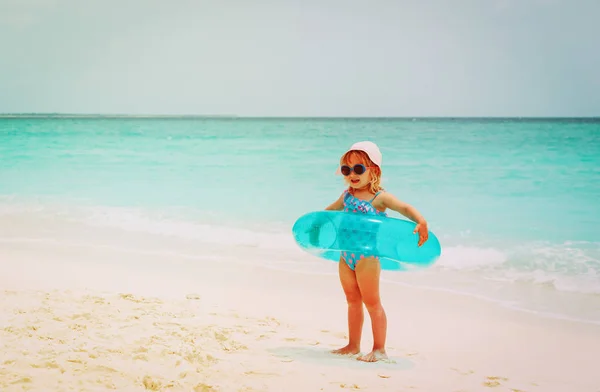 Schattig klein meisje met buis gaan zwemmen op tropisch strand — Stockfoto