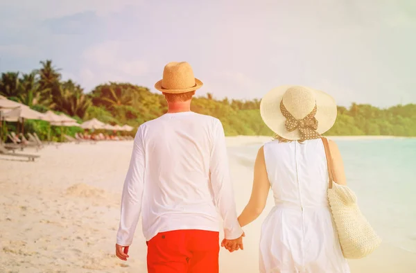Felice coppia amorevole passeggiata sulla spiaggia — Foto Stock