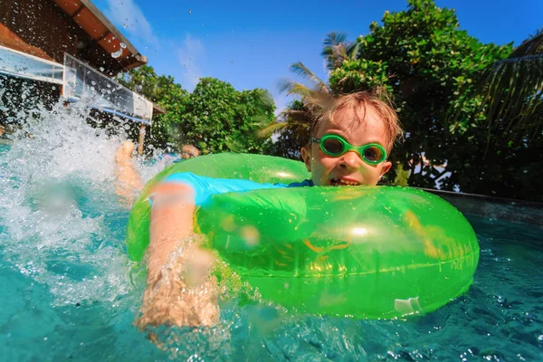 Küçük çocuk tropikal beach Resort'ta Yüzme — Stok fotoğraf