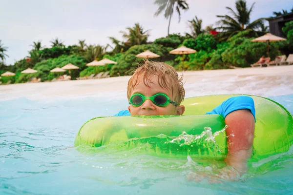 Piccolo ragazzo nuotare sulla spiaggia tropicale — Foto Stock