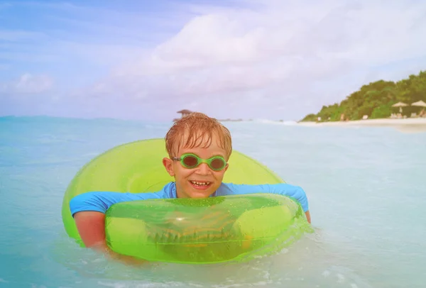 小男孩在热带海滩游泳 — 图库照片