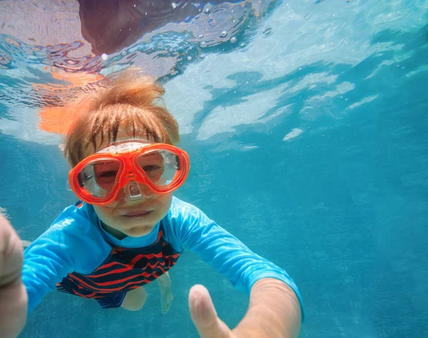 Ragazzino che nuota sott'acqua — Foto Stock