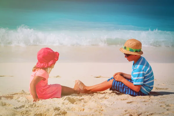 小男孩和女孩在海滩上玩耍 — 图库照片