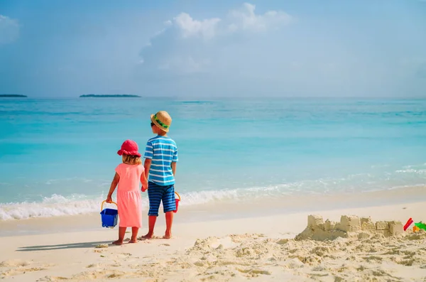 Kleine jongen en meisje op tropisch strandvakantie — Stockfoto