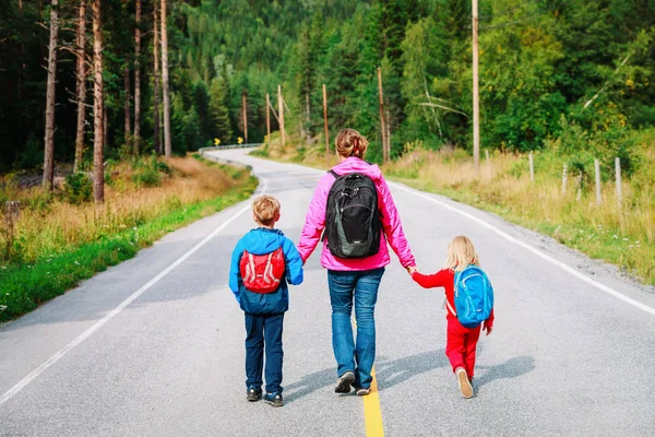 Mère avec deux enfants voyagent sur la route dans la nature — Photo