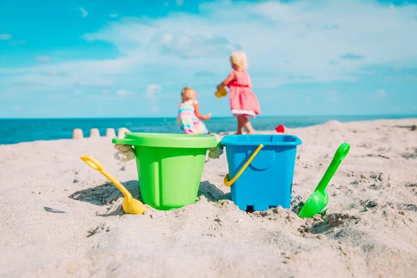 Hračky a holčičky hrají s pískem na pláži — Stock fotografie