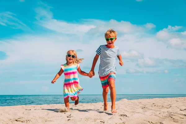 Mutlu çocuklar-çocuk ve kumsalda koşan kız — Stok fotoğraf