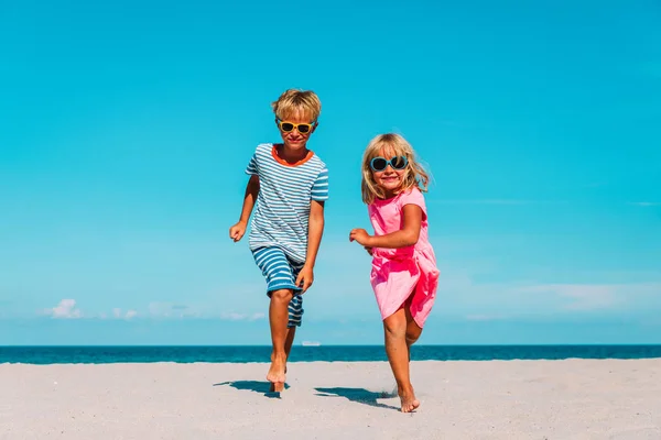 Niños felices- chico y chica corriendo en la playa —  Fotos de Stock