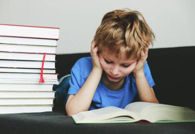 evde kitap okuma, öğrenme bir çocuk