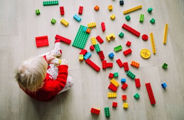 küçük kız renkli plastik bloklarla oynama