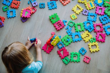 küçük kız öğrenme sayı ve şekiller, oyun bulmaca ile