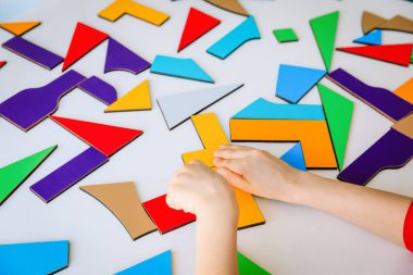 Bulmaca, erken eğitim ile oynarken küçük çocuk