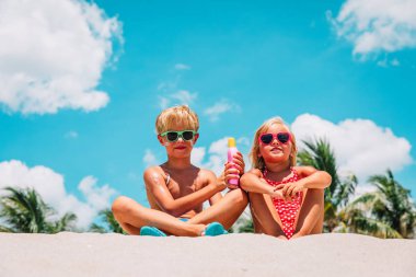 Güneş koruma - küçük erkek ve kız suncream Plajı'nda ile