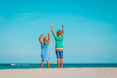 Mutlu çocuklar, küçük kız ve erkek. Kumsalda iyi eğlenceler.