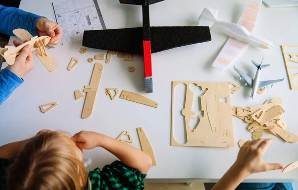 Öğretmen ve çocuklar oyuncak ahşap uçak yapma — Stok fotoğraf