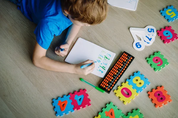 Pojken att lära sig siffror, Huvudräkning, abacus beräkning — Stockfoto