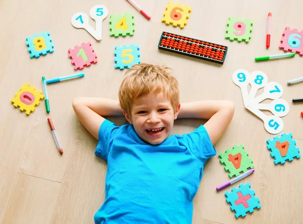 Pojken att lära sig siffror, Huvudräkning, abacus beräkning — Stockfoto