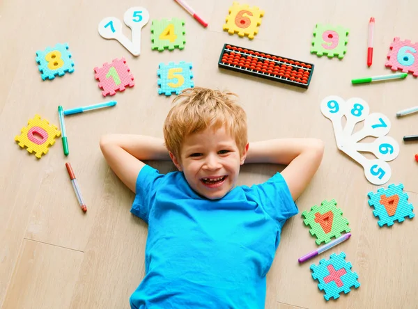 Números de aprendizaje del niño, aritmética mental, cálculo del ábaco — Foto de Stock