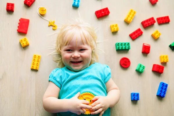 Gadis kecil yang lucu bermain dengan blok plastik — Stok Foto