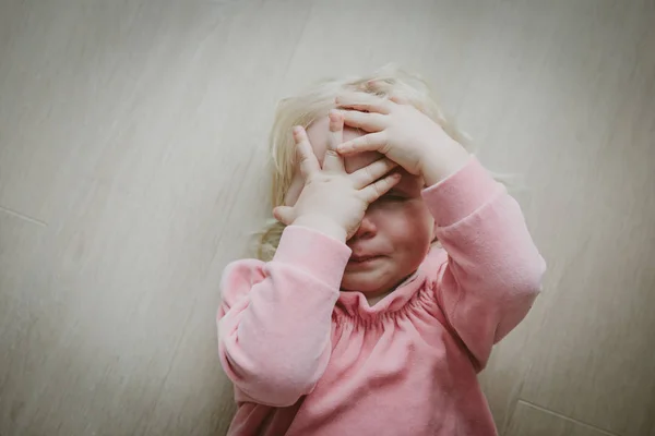 Choro triste criança, dor, estresse — Fotografia de Stock