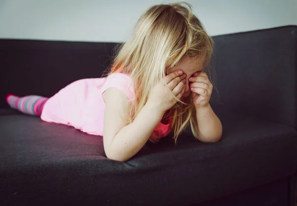 Criança chorando, depressão e tristeza — Fotografia de Stock