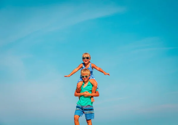 Menino e menina feliz jogar no céu — Fotografia de Stock