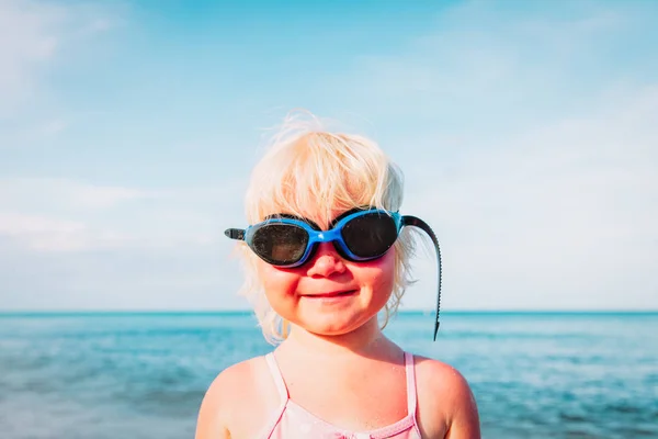 Menina bonito com óculos de natação na praia — Fotografia de Stock