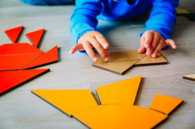 küçük kız okul veya bakım bulmaca ile oynarken