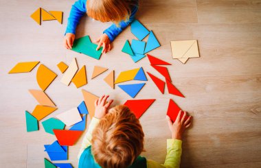 Bulmaca, eğitim kavramı ile oynayan çocuklar