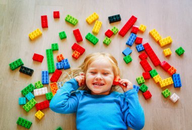 sevimli küçük kız plastik legolarla oynamak