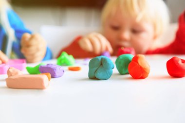 çocuklar şekilleri kalıplama kil ile oynamak