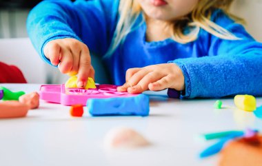 Şekiller kalıplama ile clay oynayan çocuk