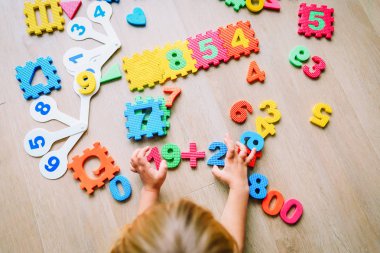 küçük kız numaraları ve matematik öğrenme