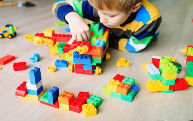 Çocuk oyun plastik bloklarla inşa inşa