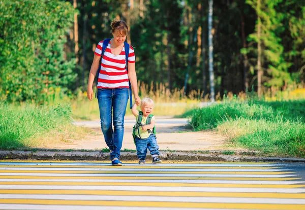 Anya gyalog a kislányom daycare — Stock Fotó