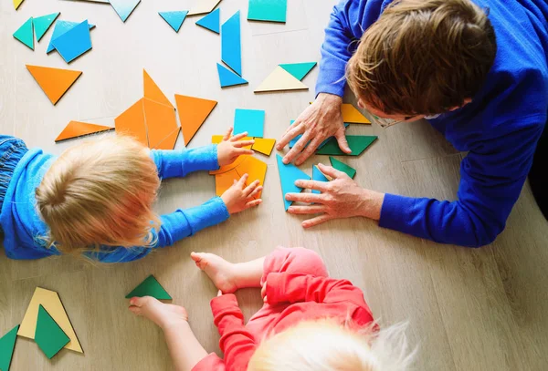 öğretmen ve bulmaca ile oynayan çocuklar