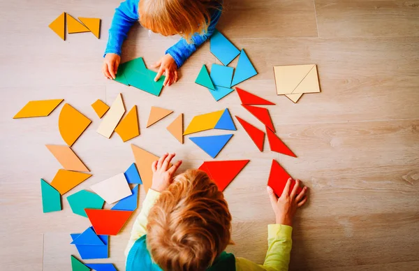 Bulmaca, eğitim kavramı ile oynayan çocuklar