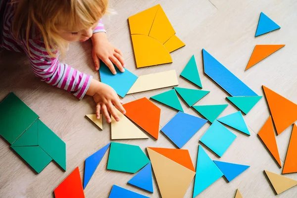 Petite fille jouer avec puzzle à l'école ou garderie — Photo
