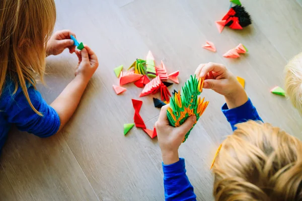 紙で折り紙工芸品を作る子供たち — ストック写真