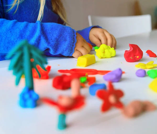 Şekiller kalıplama ile clay oynayan çocuk