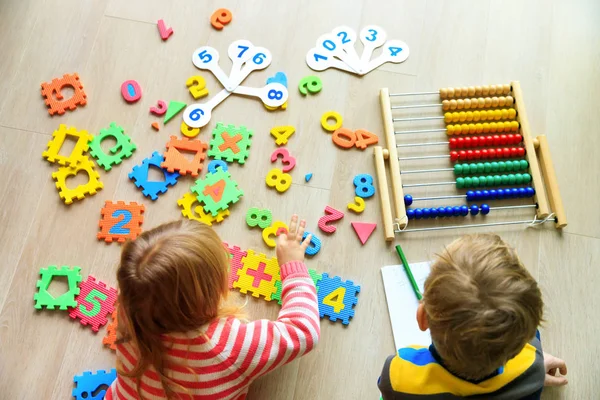 Μικρό αγόρι και το κορίτσι να μάθουν να γράφουν και να υπολογίζουν αριθμούς — Φωτογραφία Αρχείου