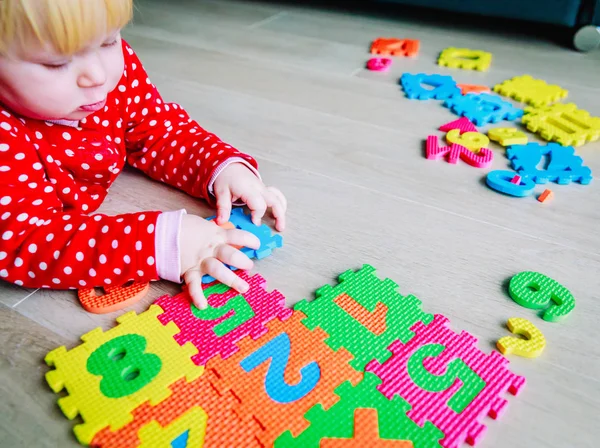 Malá holčička učí čísla a matematiku — Stock fotografie