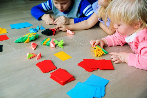 Crianças fazendo artesanato origami com papel — Fotografia de Stock