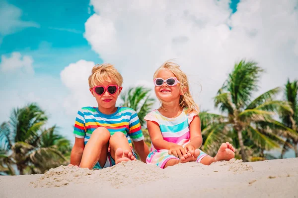 Feliz niño y niña en la playa tropical —  Fotos de Stock