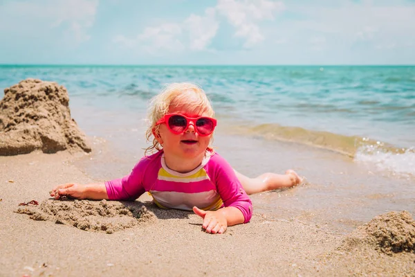 Bonito bebê menina no tropical praia — Fotografia de Stock