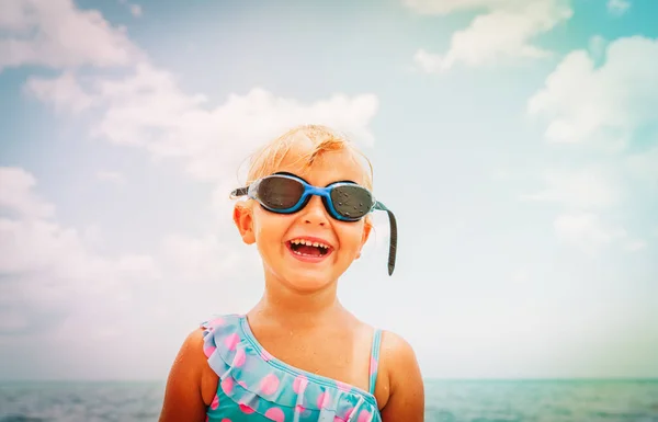 Menina bonito com óculos de natação na praia — Fotografia de Stock