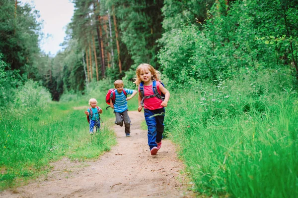 Niños felices- niño y niñas corren a la escuela — Foto de Stock