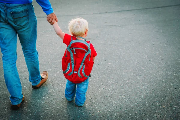 Padre caminando pequeña hija a la guardería, de vuelta a la escuela — Foto de Stock