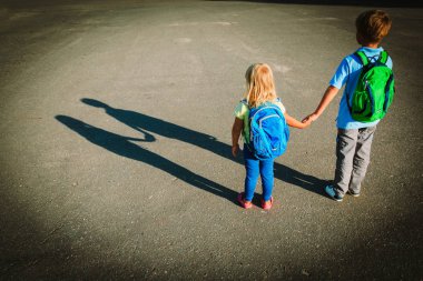 küçük erkek ve kız elele okula gitmek