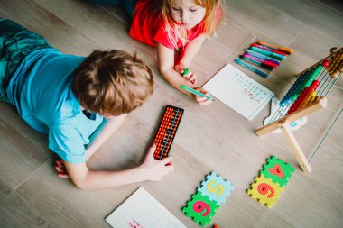 çocuk-çocuk ve kız-öğrenme numaraları, aritmetik, abaküs hesaplama